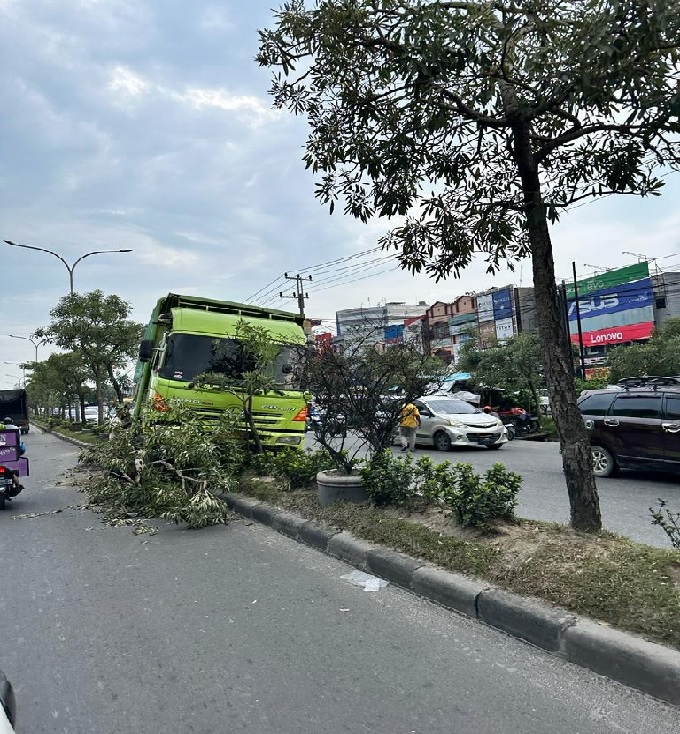 Sebuah truk menabrak median jalan di Jalan HR Soebrantas Panam, Senin (20/3/2023).